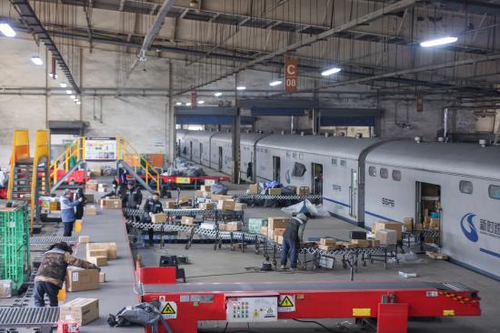 （新春见闻）亚欧大陆腹地唯一全球大气本底站 32年“绘”出地球呼吸曲线