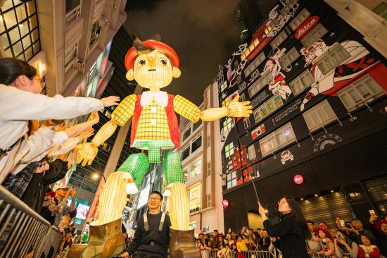 “木偶奇遇记”夜游香港助兴周末