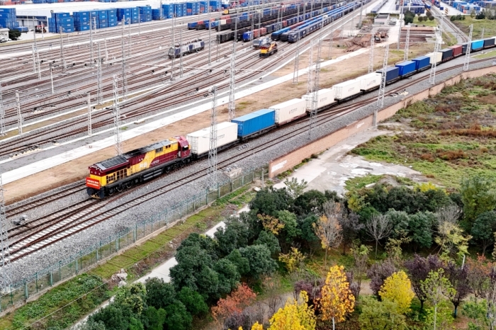 “钢铁驼队”穿梭亚欧黄金通道